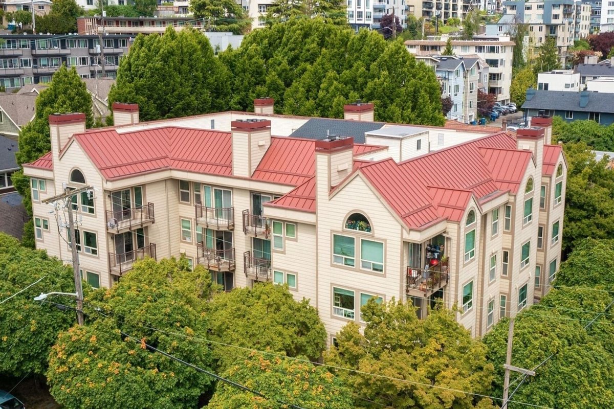 Windsor Court mid-rise condos in Queen Anne Seattle near Seattle Center