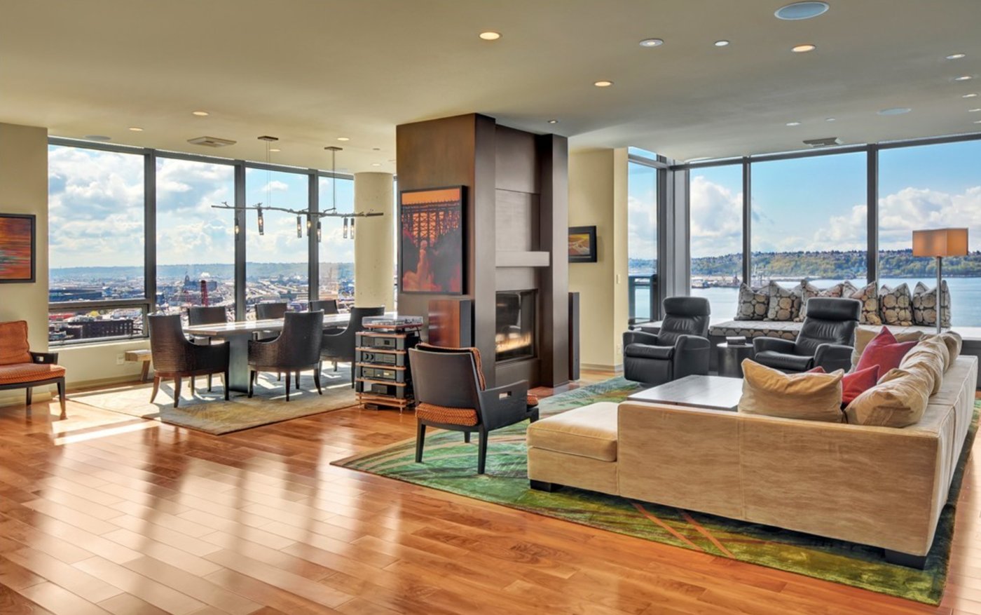 Penthouse 2401 living and dining area with panoramic views