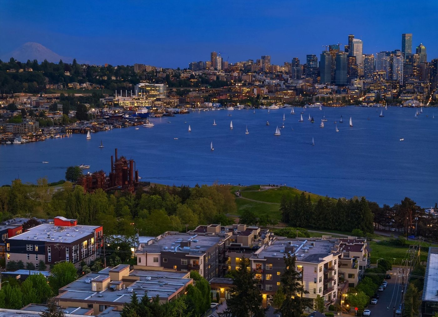The Regata condominiums in Wallingford with lush landscaping